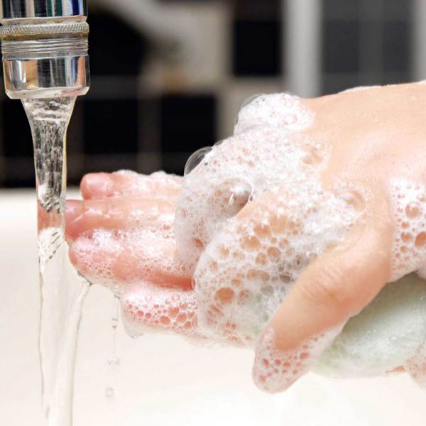 Rửa tay sạch sẽ sau khi tiếp xúc bùn đất bẩn và lau khô